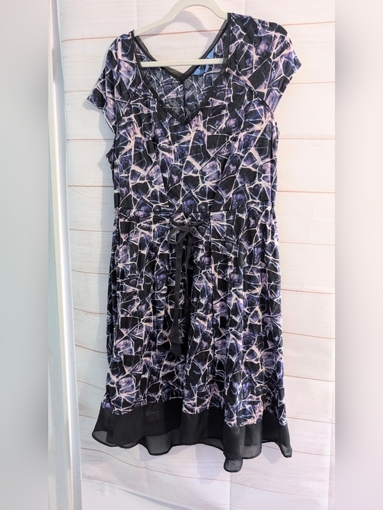 Vera Wang Dresses & Skirts - Vintage Vera Wang Black & Lavender Patterned V-Neck Midi Dress 👗 Size Large